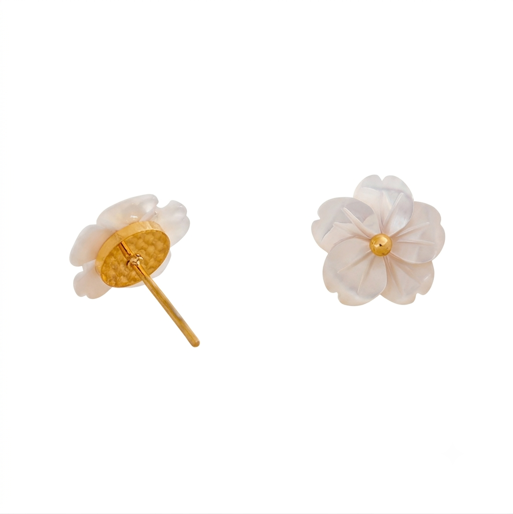 Baño de oro 18k.246 Aretitos de florecita blanca