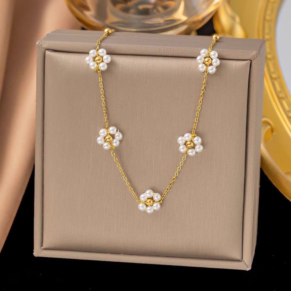 Baño de oro 18k.72 Cadena de flores con perlitas blancas
