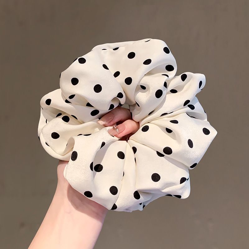 SCRUN.7 Scrunchie blanco con puntitos negros