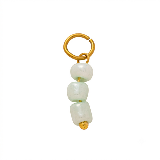 CHARM.21 Charm de perlas verde suave