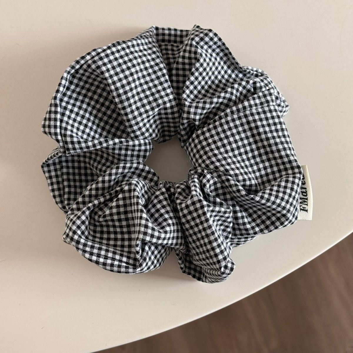 SCRUN.8 Scrunchie cuadritos negros
