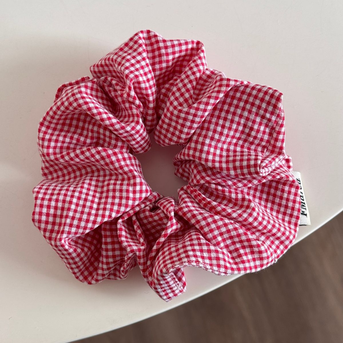 SCRUN.9 Scrunchie cuadritos rojos