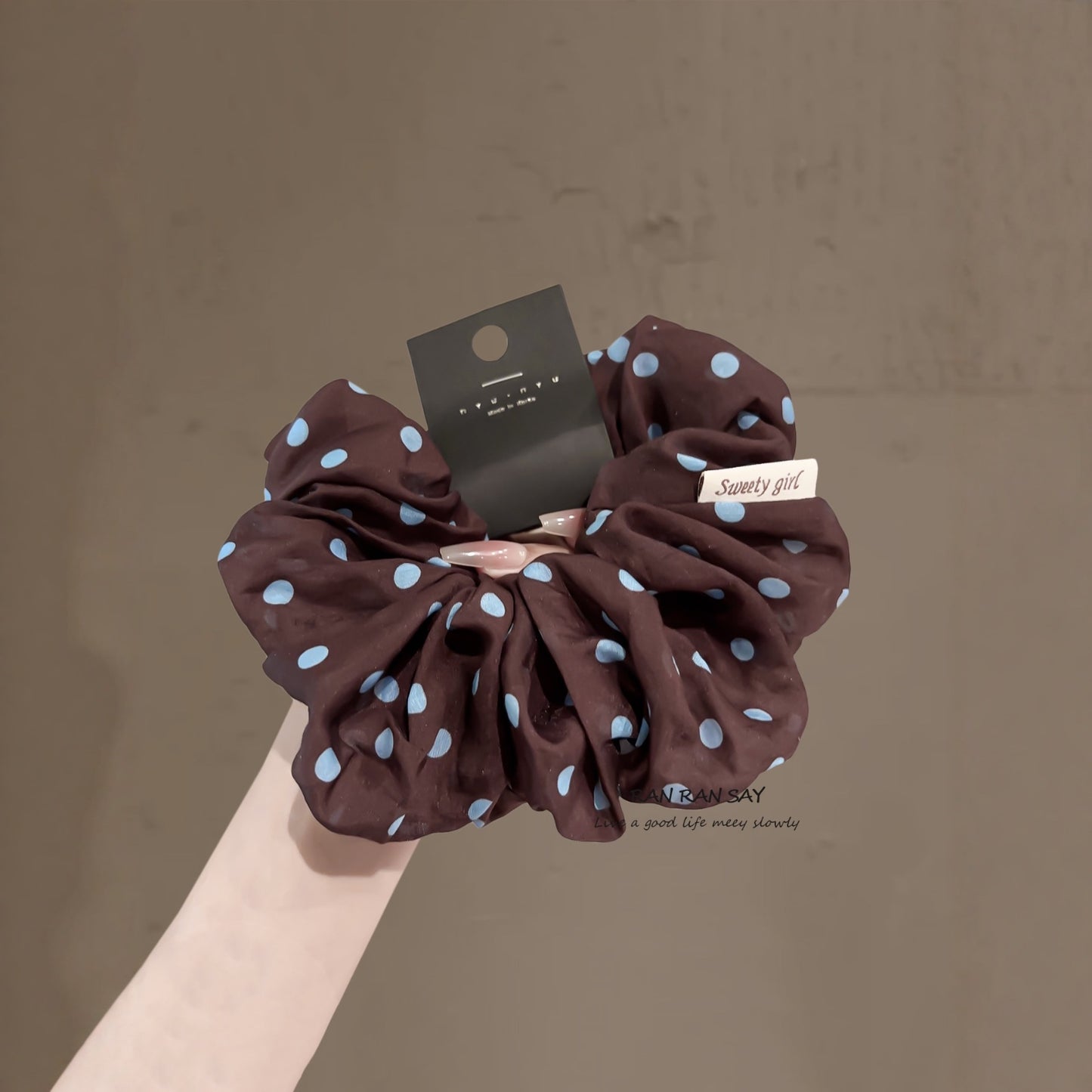 SCRUN.10 Scrunchie café con puntitos celeste